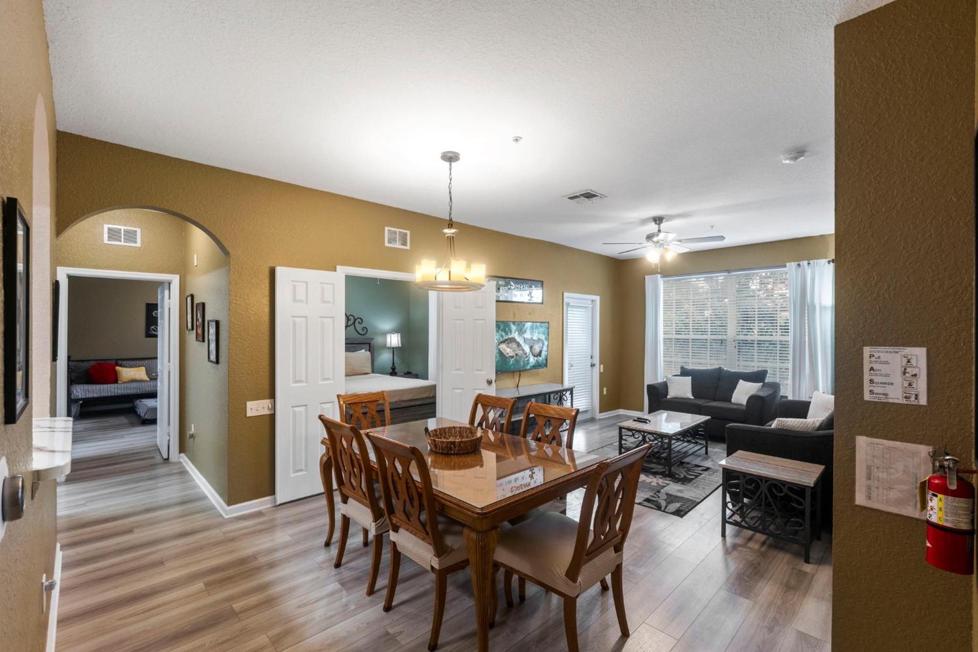Apartment Luxury 3 Bed Condo Near Disney With Resort Pool!