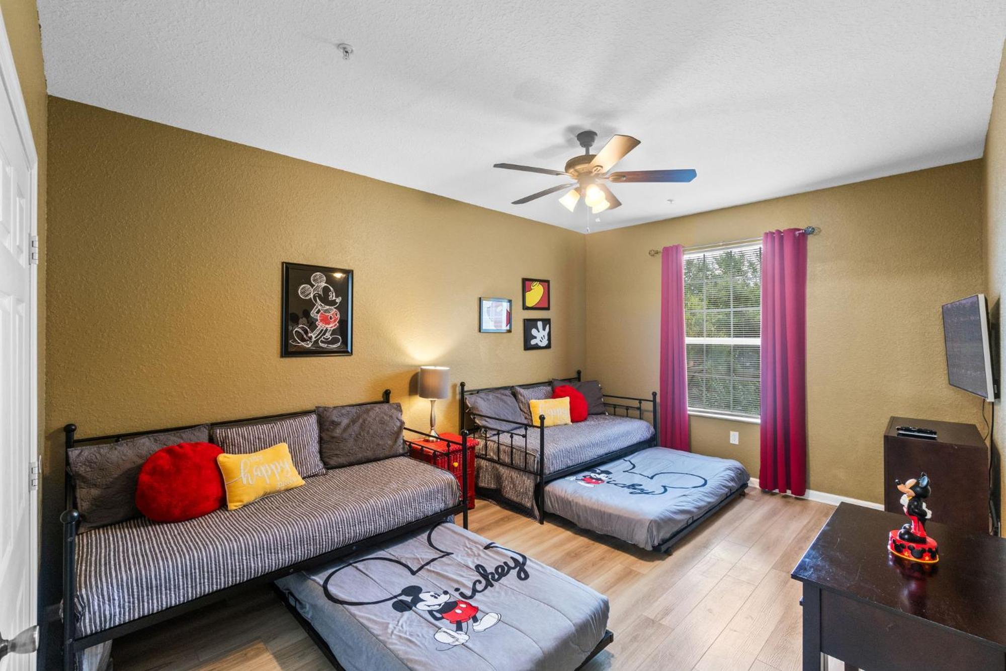 Apartment Luxury 3 Bed Condo Near Disney With Resort Pool!